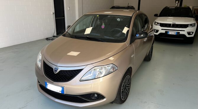 Lancia Ypsilon 1.0 firefly hybrid Silver s