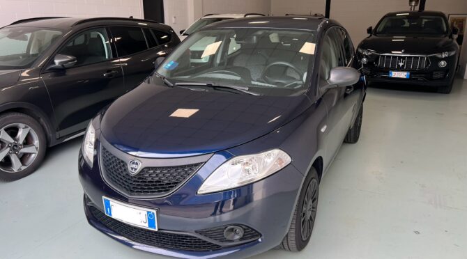 Lancia Ypsilon 1.0 firefly hybrid Silver