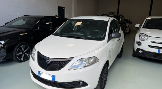 Lancia Ypsilon 1.0 firefly hybrid Silver s